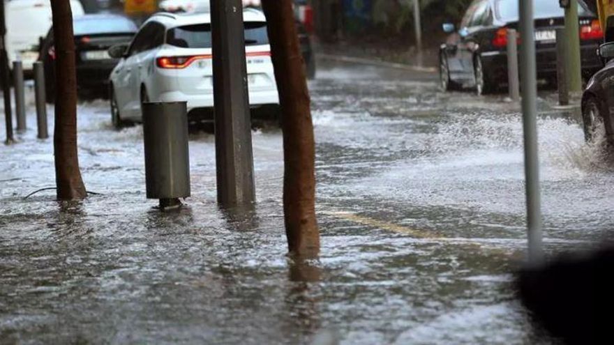 Una calle de Santa Cruz de Tenerife, inundada tras un episodio de fuertes lluvias EFE Cristóbal García