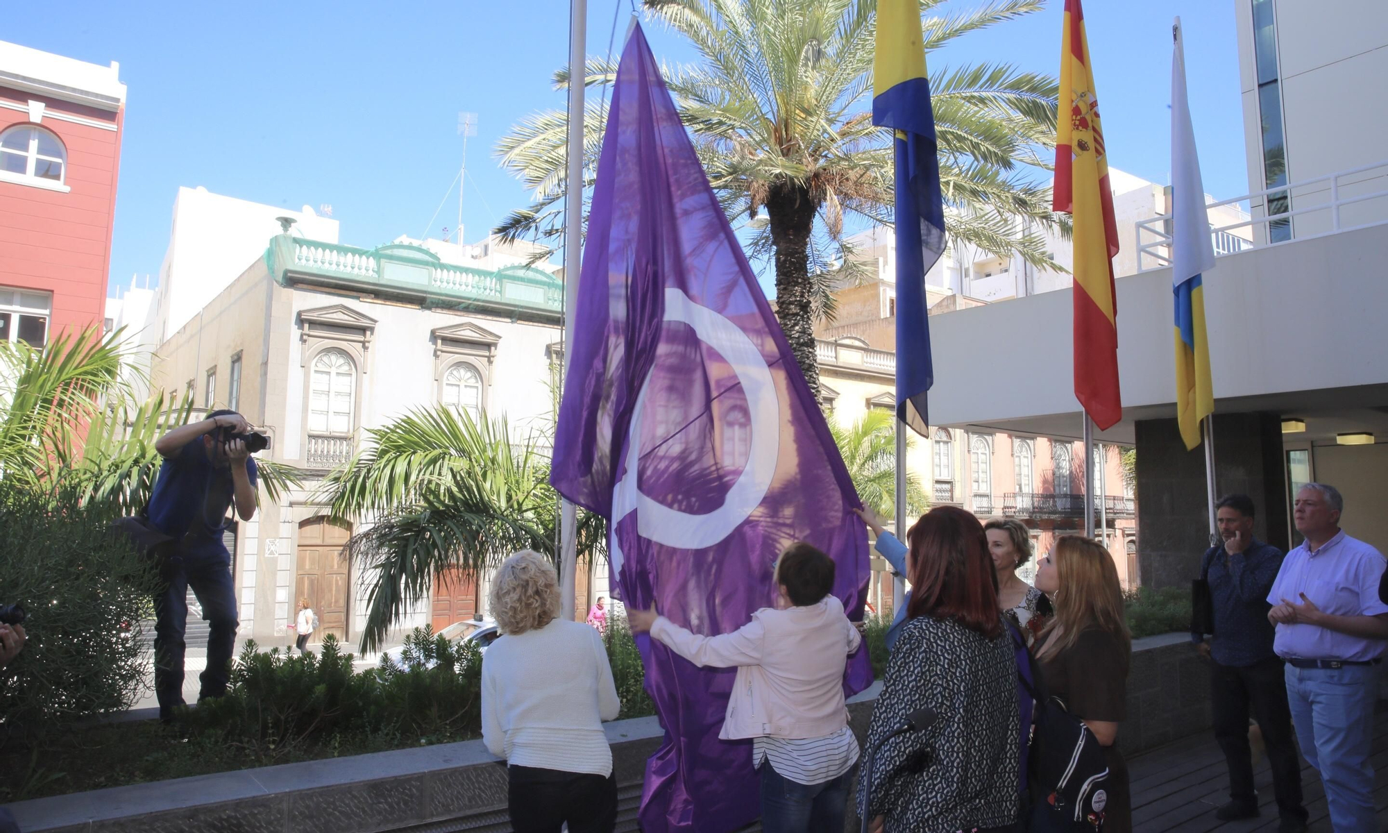 Izada de la bandera feminista en el Cabildo de Gran Canaria. (Alejandro Ramos).