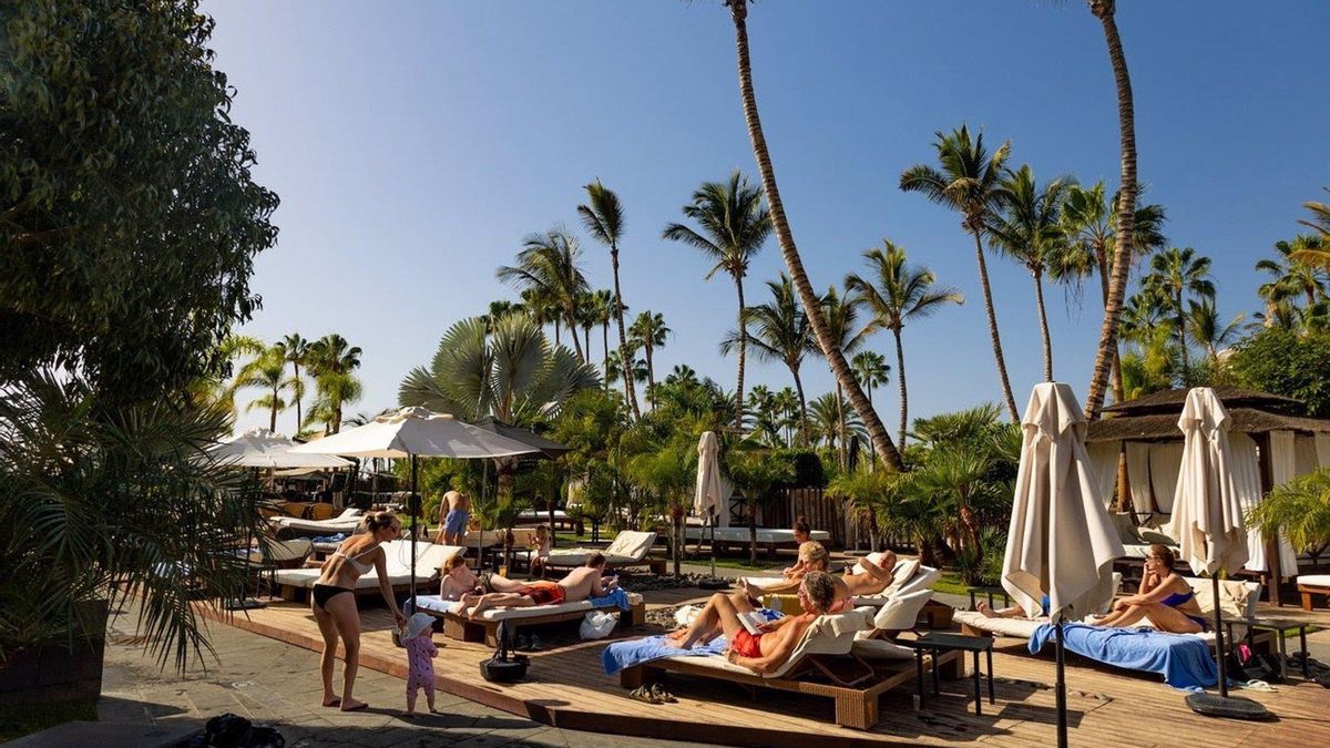 Imagen de archivo con turistas en un establecimiento hotelero radicado en el sur de Tenerife.