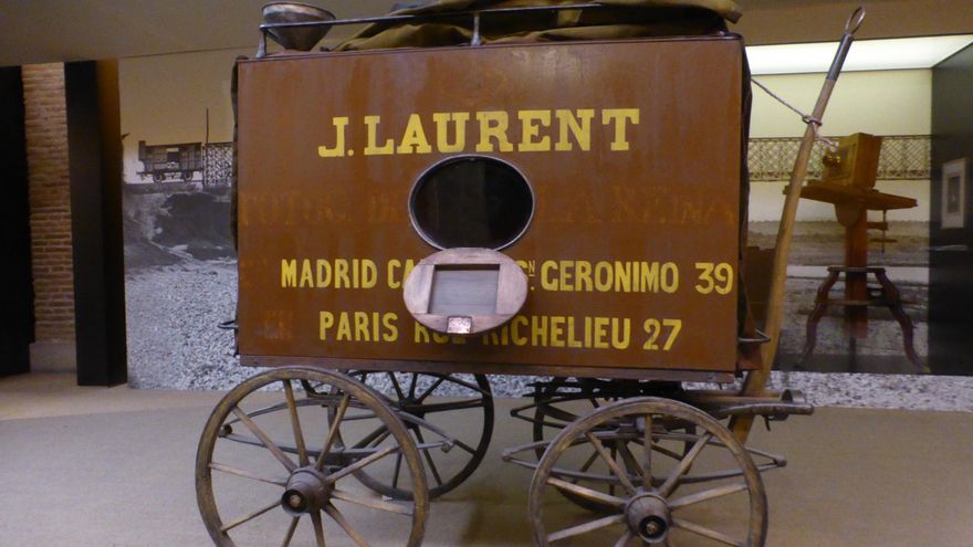 Fiel réplica del carruaje laboratorio fotográfico de J. Laurent; tal como sería en el año 1872