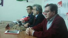 El coordinador de IU en Castilla y León (centro), entre el abogado de la coalición y el portavoz de Ecologistas en Acción en la región.