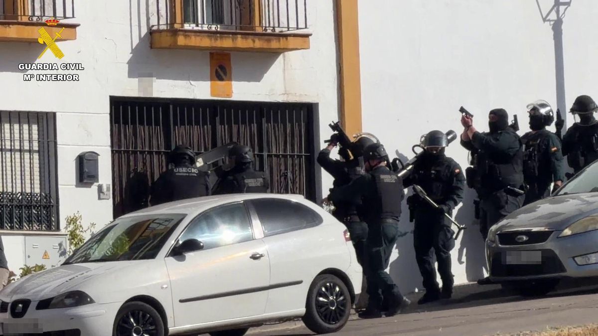 Desmantelan un punto de venta de droga situado frente a un centro educativo en Almodóvar del Río