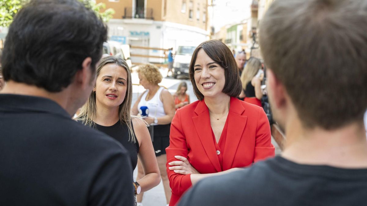 La ministra de Ciencia, Innovación y Universidades, Diana Morant (d), junto a la alcaldesa de la Vall d'Uixó, Tania Baños, antes de su visita a las obras de rehabilitación y ampliación del Ayuntamiento de La Vall d'Uixò.