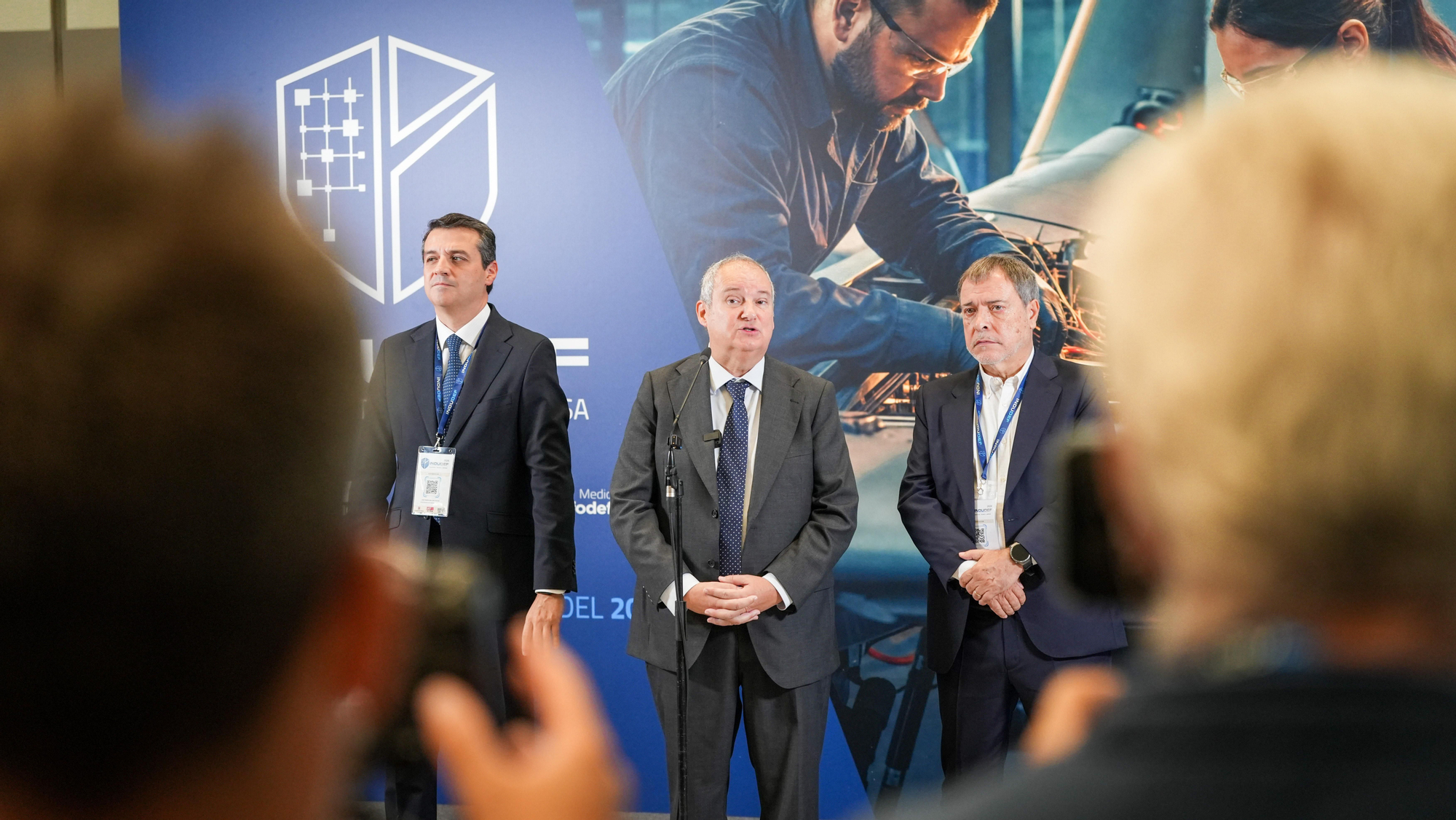 El ministro de Industria y Turismo, Jordi Hereu, y el alcalde de Córdoba, José María Bellido, durante la apertura del Foro Internacional de Defensa Indudef