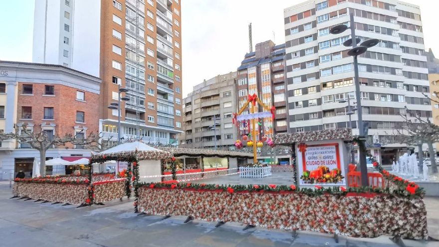 Los puestos navideños preparados junto al gran ramo leonés en la Plaza de las Cortes.