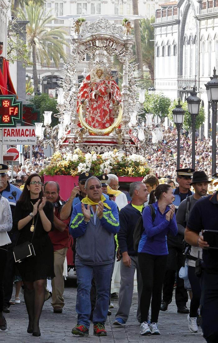 Llegada de la Virgen del Pino a la catedral de Las Palmas tras recorrer 25 kilómetros desde Teror, en su bajada 51 y acompañada por unos 200.000 peregrinos. EFE/Elvira Urquijo A.