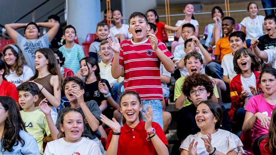 La selección femenina de baloncesto recibe la visita de los escolares cordobeses
