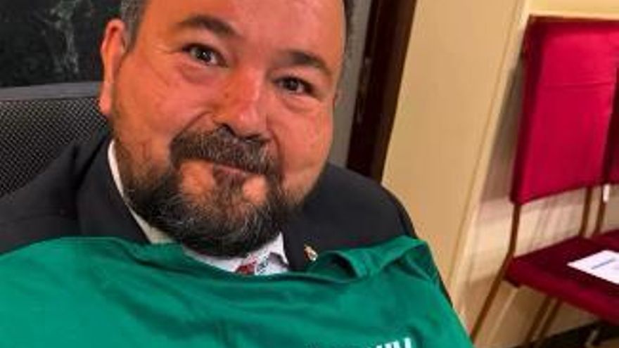 El alcalde de La Roda 'cuela' en el Congreso una carta para León XIV y le pide que "rece" por los enfermos de ELA