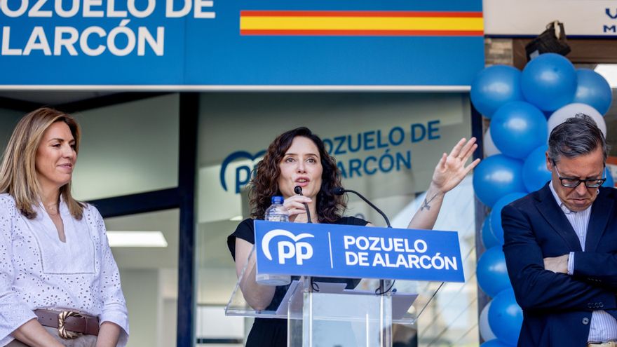 La alcaldesa de Pozuelo de Alarcón, Paloma Tejero, la presidenta de la Comunidad de Madrid y del PP de Madrid, Isabel Díaz Ayuso, y el secretario general del PP de Madrid, Alfonso Serrano, durante la inauguración de la nueva sede