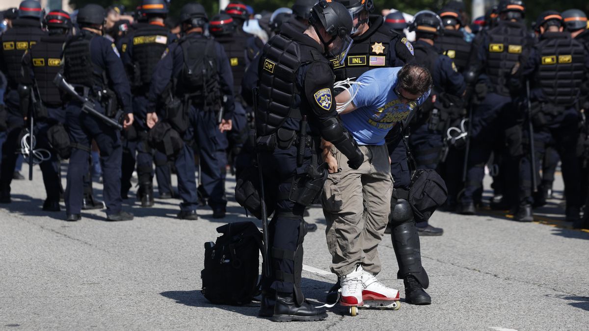 La policía se lleva a un manifestante en Los Ángeles el martes.