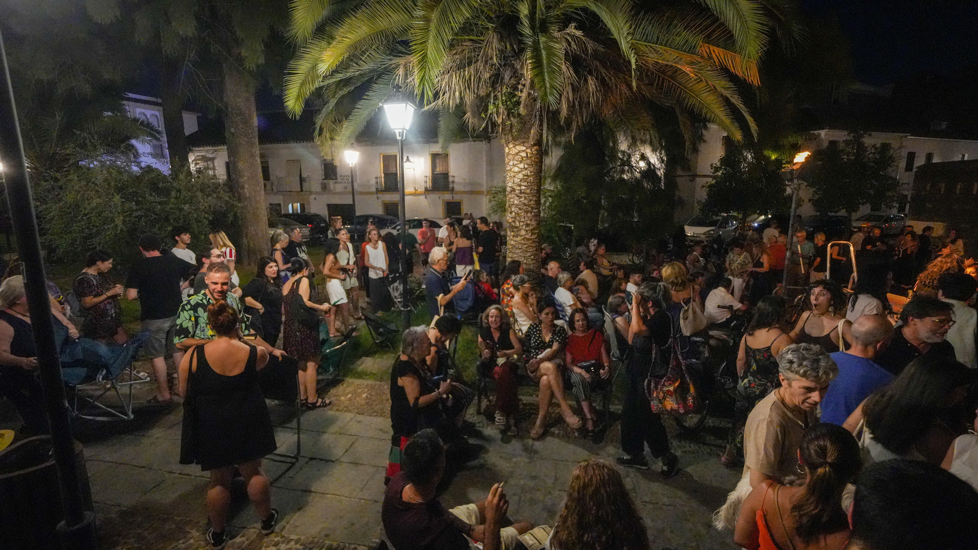 Concentración en defensa de los cines de verano, con la proyección de Un perro andaluz en la plaza de la Magdalena