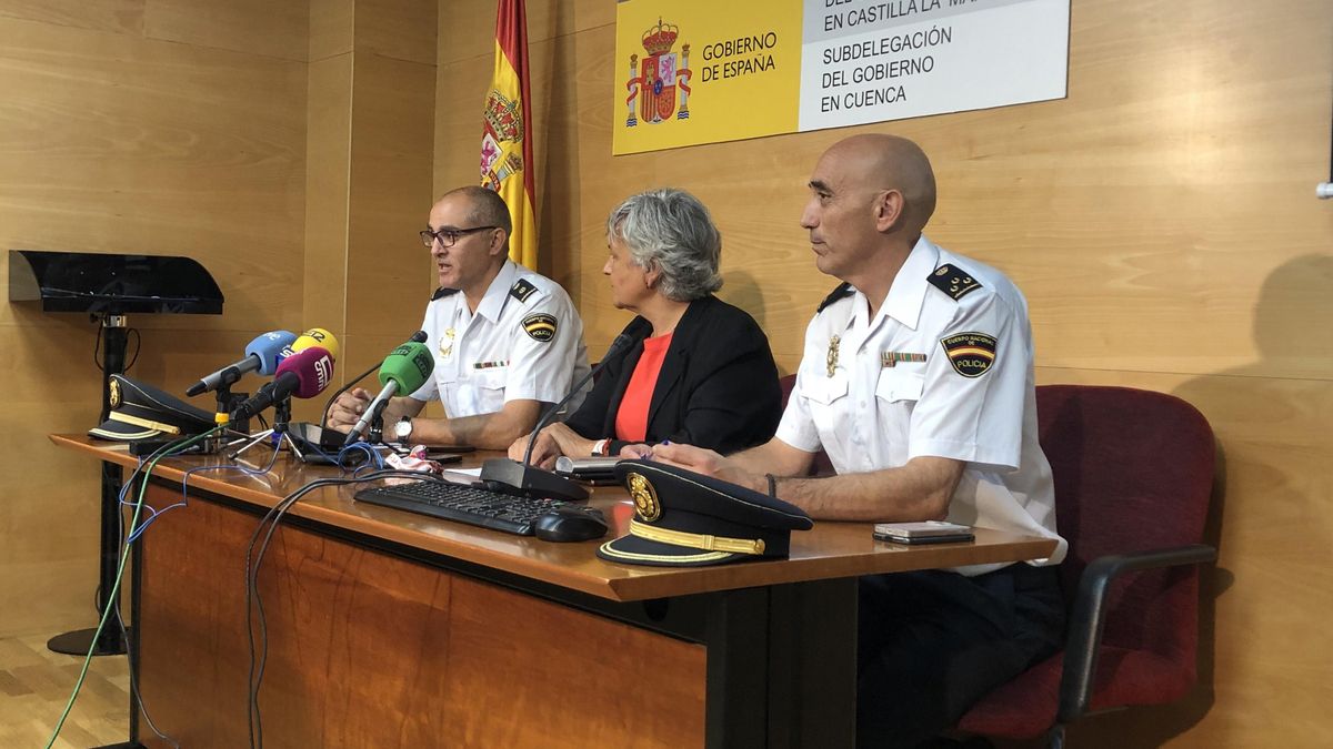 La subdelegada del Gobierno en Cuenca, Mª Luz Fernández, acompañada por el comisario jefe de la Comisaría Provincial de Policía Nacional, José Luis Serrano, informan en rueda de prensa sobre la operación policial 'Klander'.