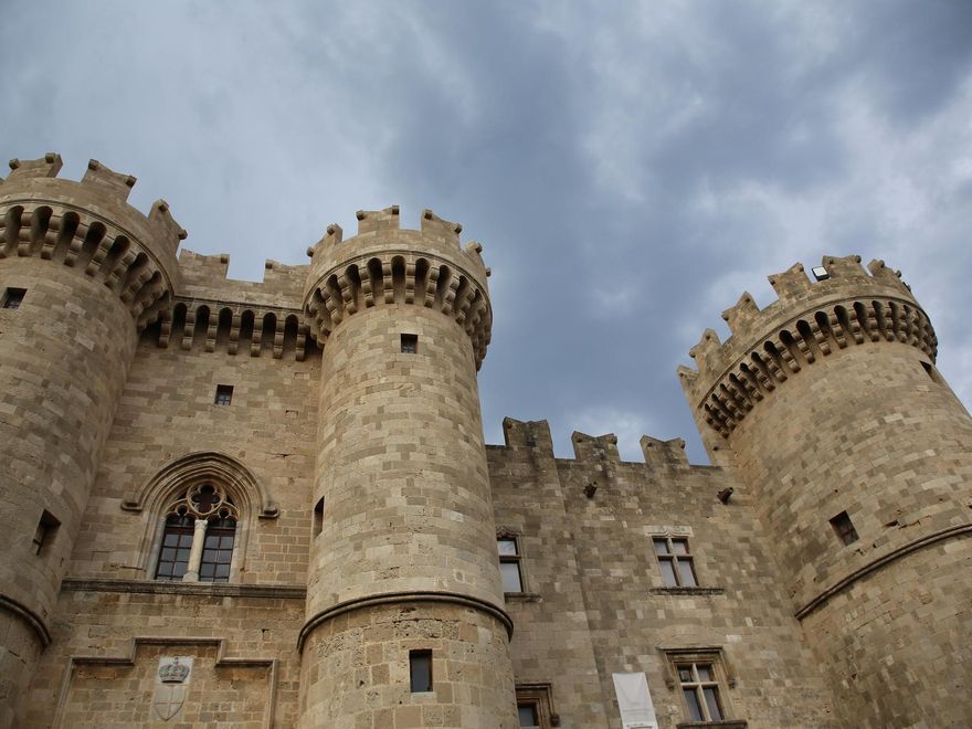 Torres imponentes: Palacio del Gran Maestre de la Orden de San Juan de Jerusalén. El gran monumento medieval de Rodas.