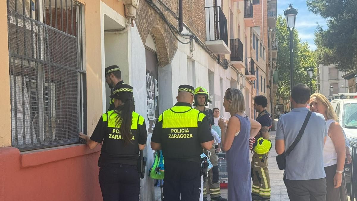 Desalojan un edificio de Zaragoza por riesgo de colapso: afectadas seis viviendas con 12 vecinos, cuatro de ellos menores