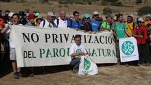 Juan Clavero, agachado, en una manifestación contra la ocupación de los caminos públicos