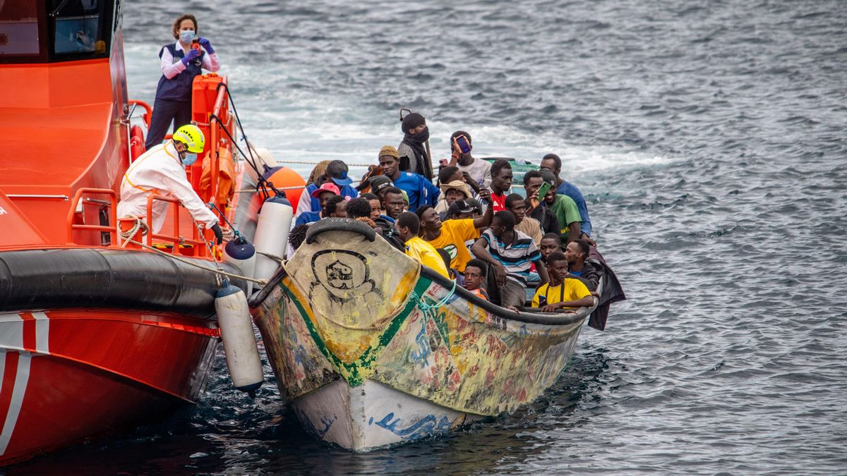 Llega a El Hierro un cayuco con más de 200 personas, entre ellas 55 menores