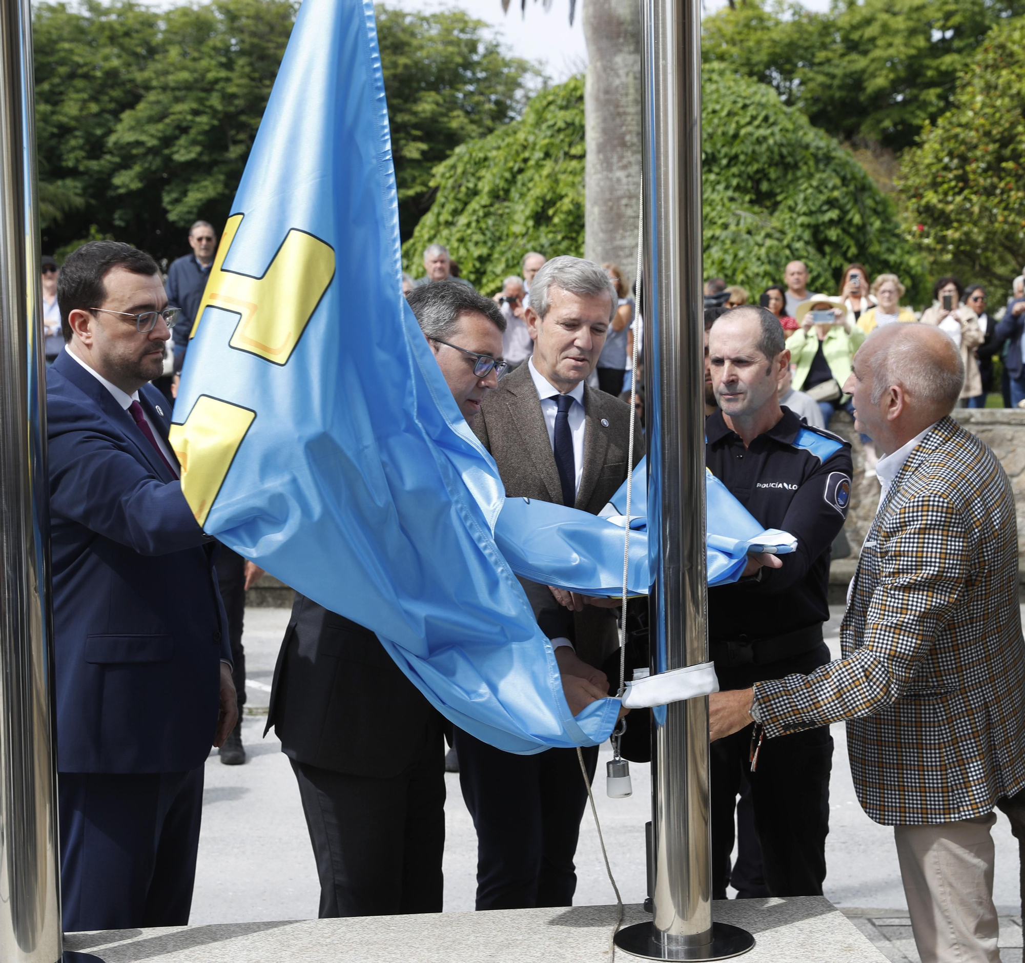 Momento del izado de la bandera, este viernes, en Ribadeo.