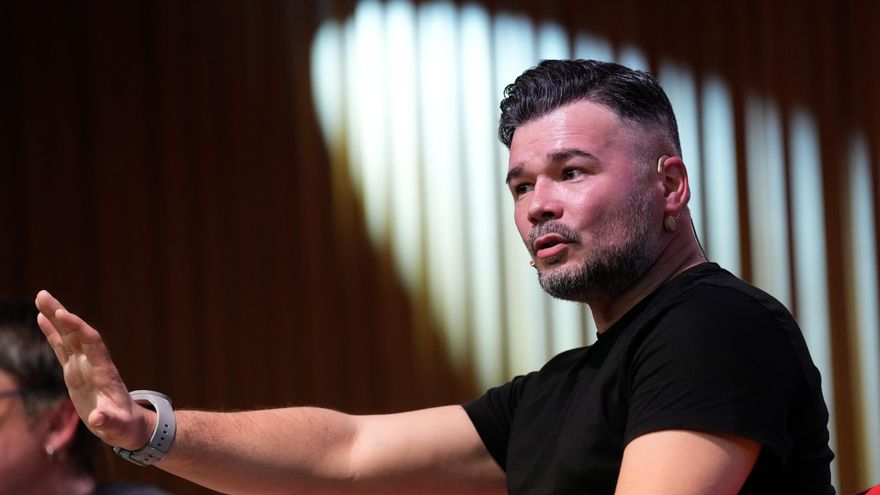Gabriel Rufián en el diálogo con Irene Montero en Barcelona el 9 de abril.