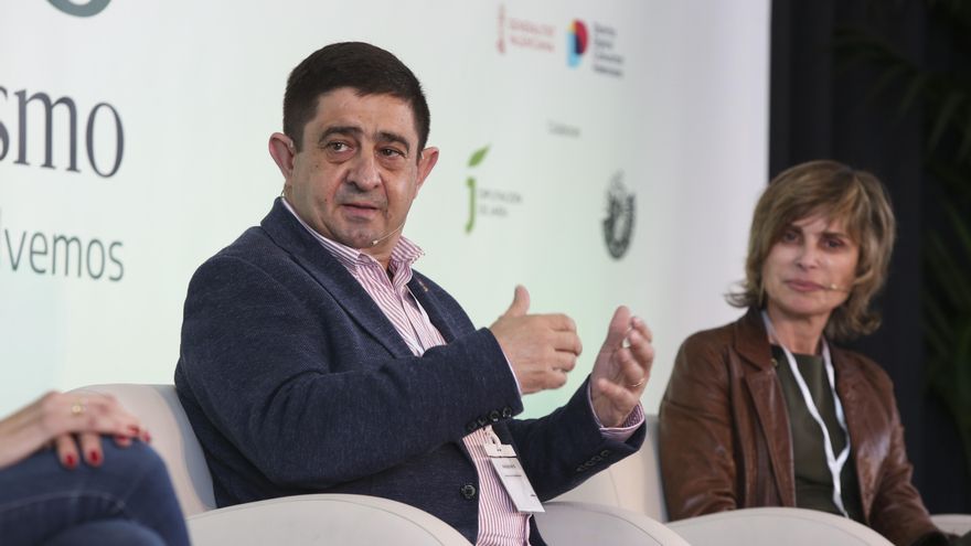 Francisco Reyes, presidente de la Diputación de Jaén y Nava Castro, directora general de Turismo de la Xunta de Galicia