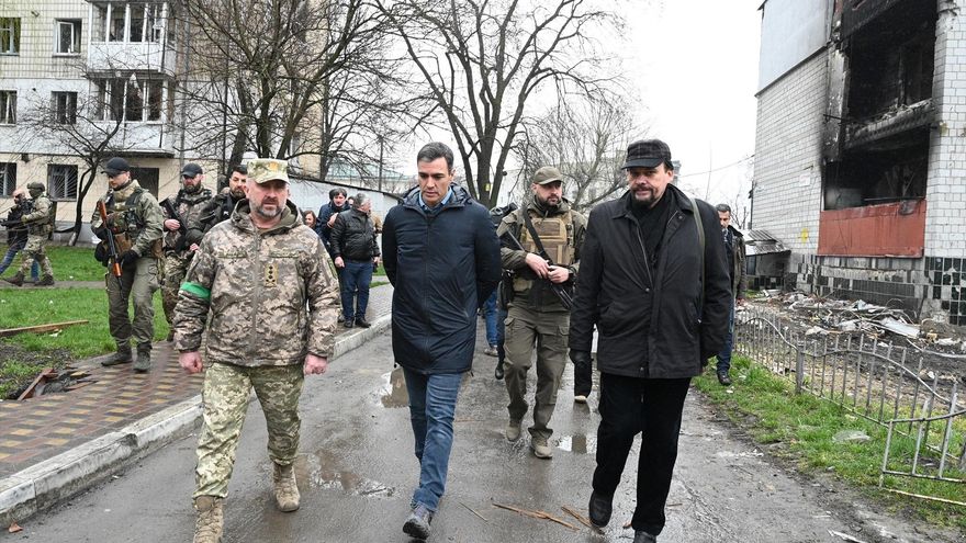 El presidente del Gobierno, Pedro Sánchez, visita la ciudad de Borodyanka antes de reunirse con el presidente de Ucrania, a 21 de abril de 2022, en Borodyanka (Ucrania).