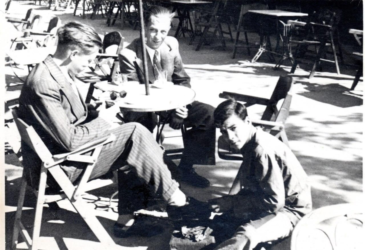 Oficiales de la Legión Cóndor en la terraza de una cafetería de Santander en 1937.