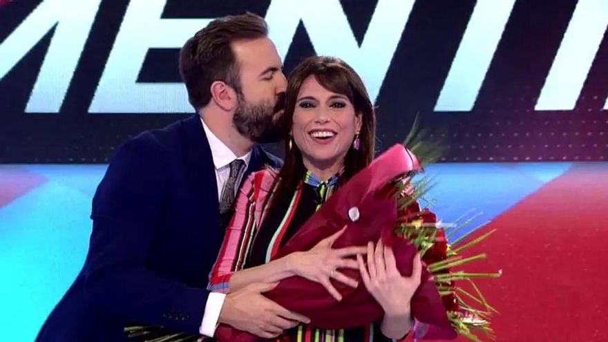 Marta Flich, con su ramo de flores en su adiós