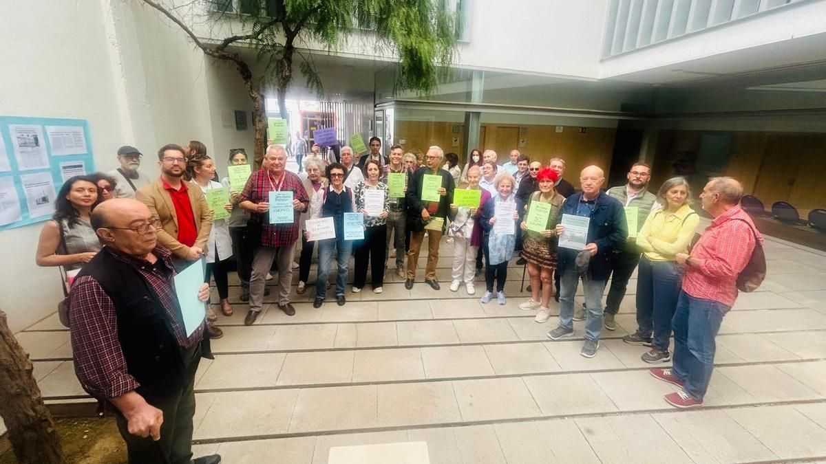 Concentración de vecinos en el centro de salud Lucano este pasado lunes.