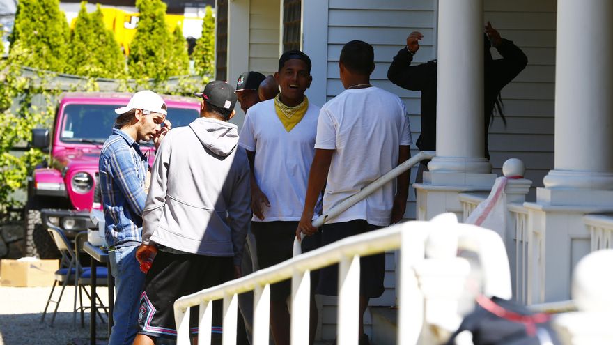 El gobernador DeSantis envió a migrantes al norte porque "Biden no mueve un dedo"