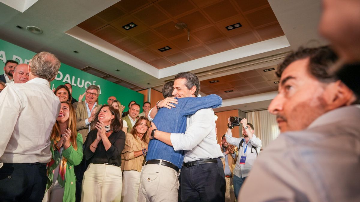 Abrazo entre Juanma Moreno y José María Bellido
