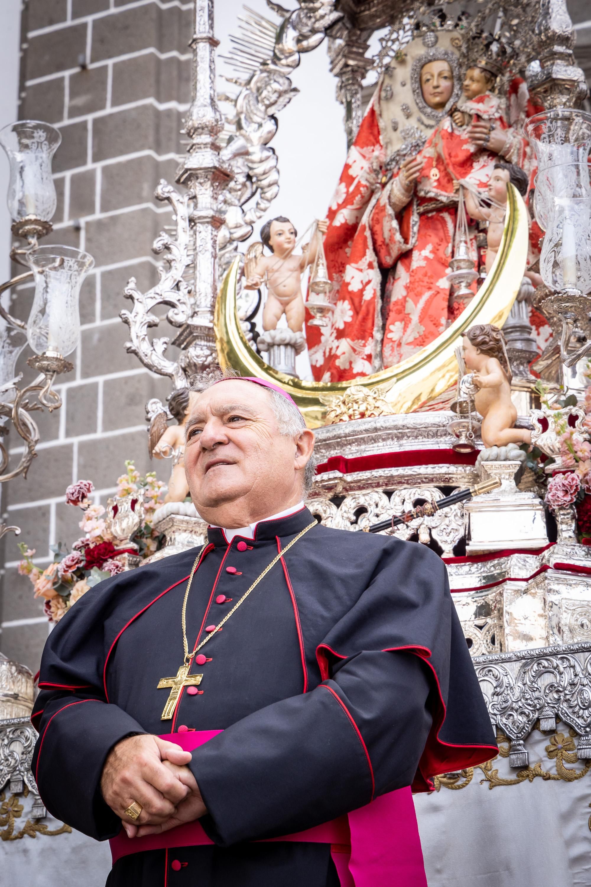 La Virgen del Pino a las puertas de la Basílica para marcar el inicio oficial de la popular romería.