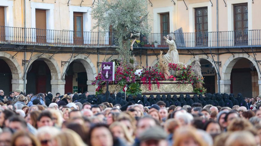 Celebración del acto de El Encuentro en el transcurso de la Procesión de los Pasos de León