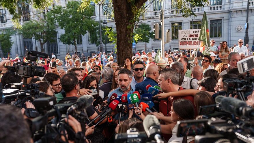 El presidente de Vox, Santiago Abascal, ofrece declaraciones a los medios antes de una manifestación para expresar apoyo a Ceuta y exigir la celebración de elecciones generales.