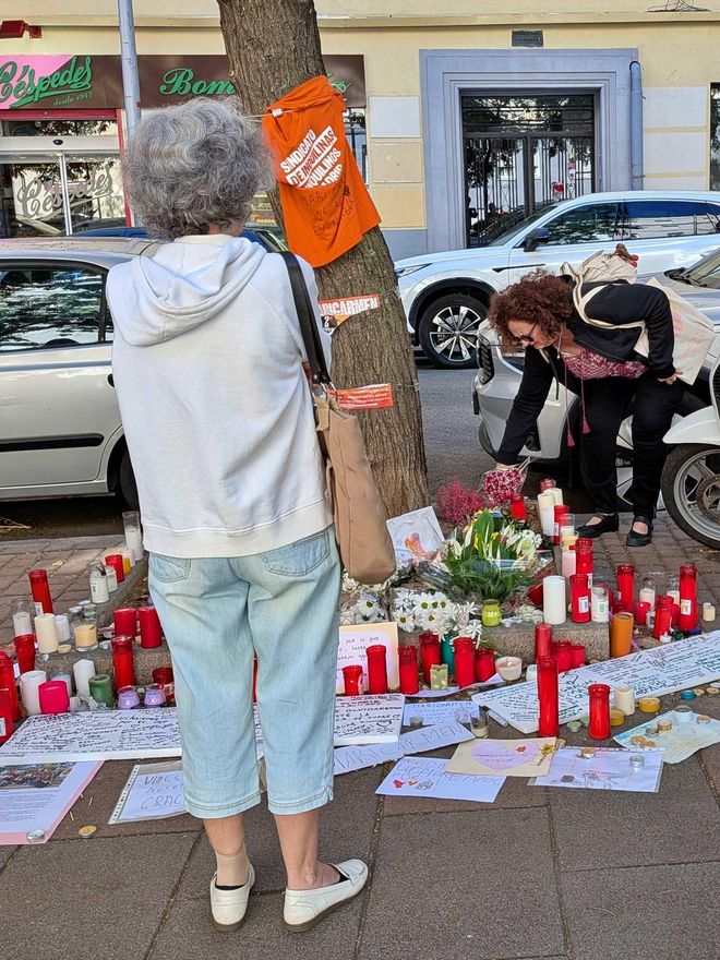 Pilar (de espaldas), ante el homenaje a Maricarmen