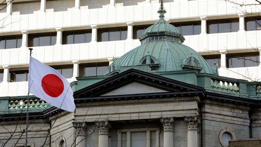 La confianza en la evolución de la economía japonesa volvió a empeorar en marzo respecto a diciembre, lo que representa su quinto descenso trimestral consecutivo y la bajada más prolongada del indicador desde la crisis global de 2008, informó hoy el Banco de Japón (BoJ). EPA/KIMIMASA MAYAMA/Archivo