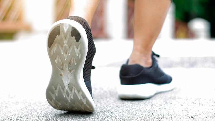 Esas zapatillas tan mullidas, ¿son de verdad buenas para tus pies?