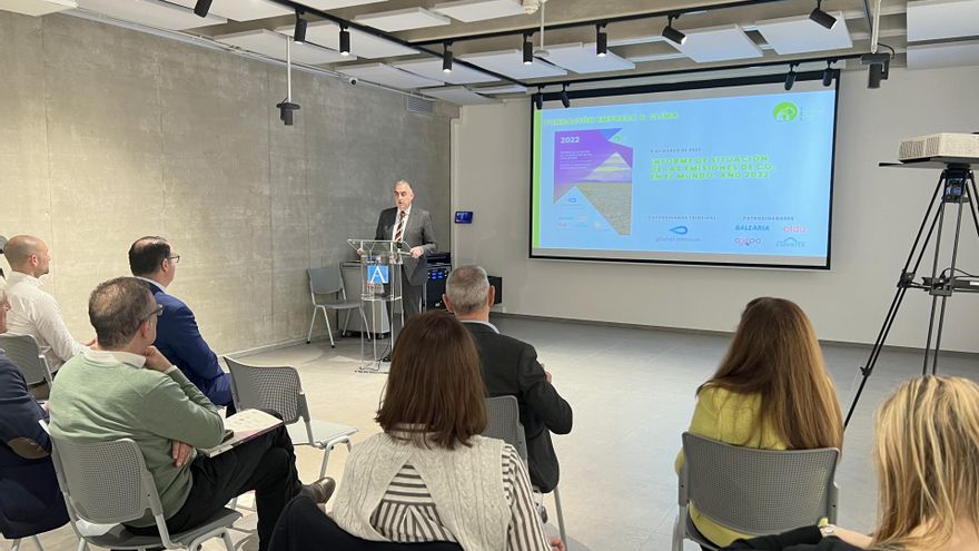 El consejero de Medio Ambiente, Roberto Media, presenta el 'Informe de Situación de las Emisiones de CO2 en el Mundo 2022'