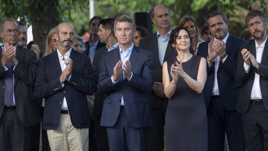 (I-D) El presidente del Senado, Pedro Rollán; el presidente del Partido Popular, Alberto Núñez Feijóo, y la presidenta de la Comunidad de Madrid, Isabel Díaz Ayuso, durante el acto homenaje a Miguel Ángel Blanco
