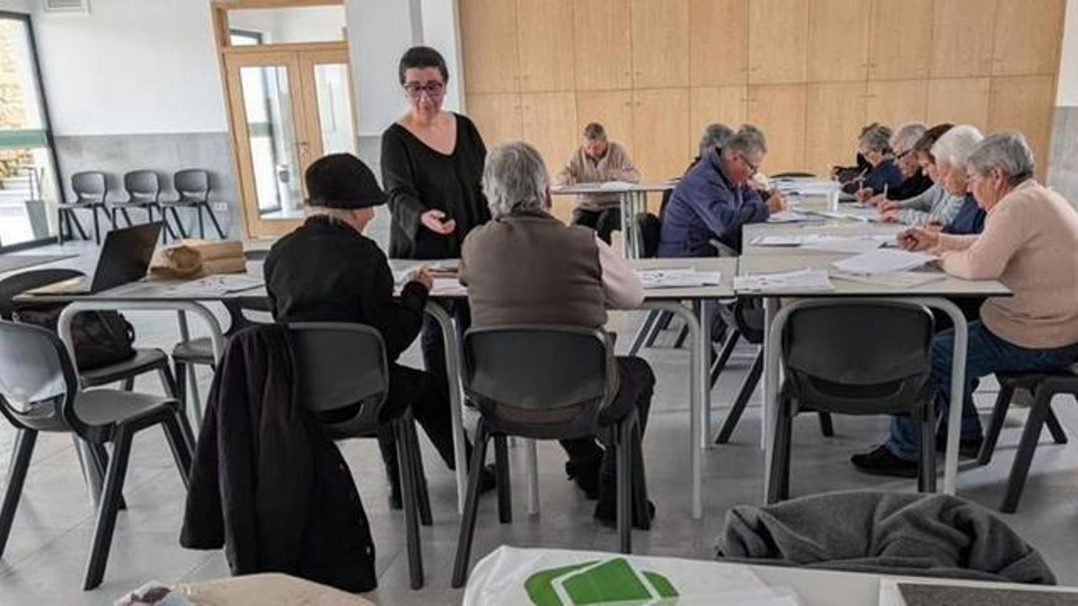 Alumnos portugueses durante el curso celebrando en Caçarelhos, Portugal, en una actividad de mejora de la memoria. 