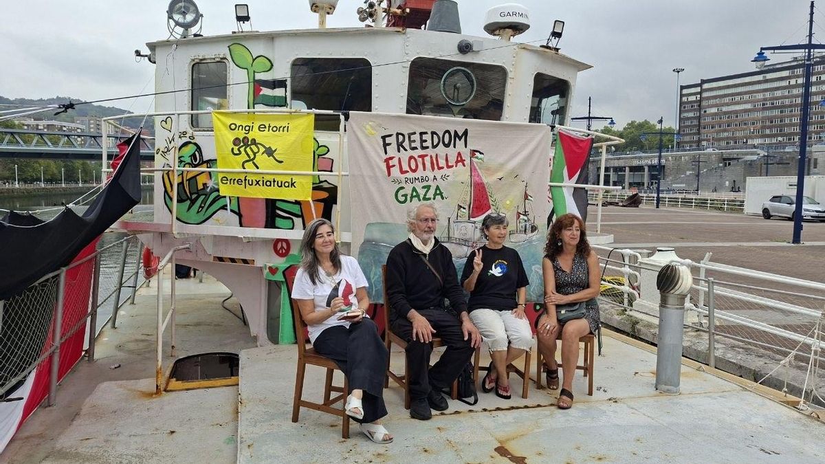 Activistas de la Freedom Flotilla en Bilbao antes de viajar a Gaza