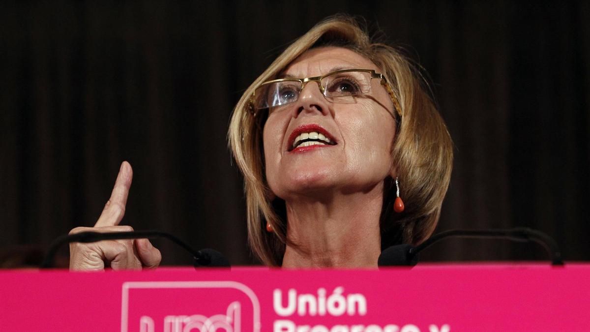 La candidata de Unión Progreso y Democracia a la presidencia del Gobierno, Rosa Díez, durante la rueda de prensa tras conocer los resultados electorales en noviembre de 2011.