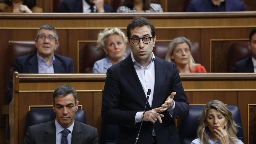El presidente del Gobierno, Pedro Sánchez, el vicepresidente primero, Carlos Cuerpo y la vicepresidenta segunda, Yolanda Díaz, durante la sesión de control al Gobierno en el Congreso.