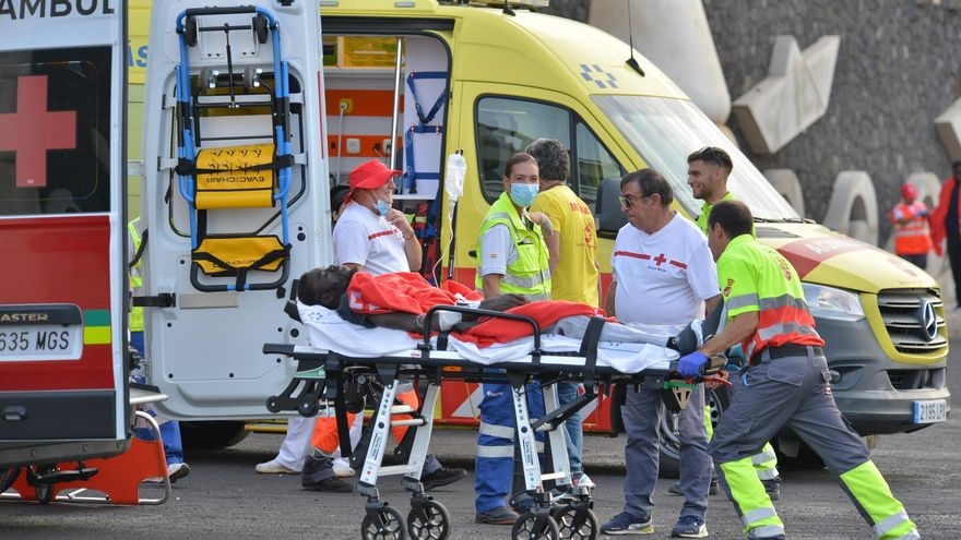 La Guardia Civil desembarca a dos adultos y dos menores de un cayuco en El Hierro por problemas de salud