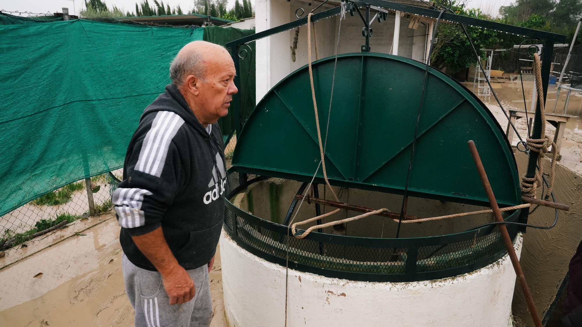 El lodo y el barro, dentro de las parcelas de las calles Perdiz y La Tórtola