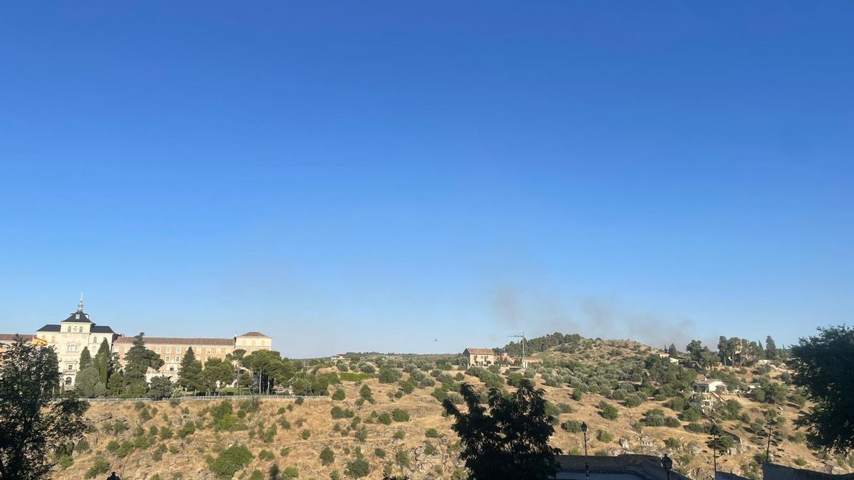 Vista de la Academia de Infantería de Toledo y a la derecha, humo del tercer incendio declarado en dos semanas en los terrenos de esta instalación militar