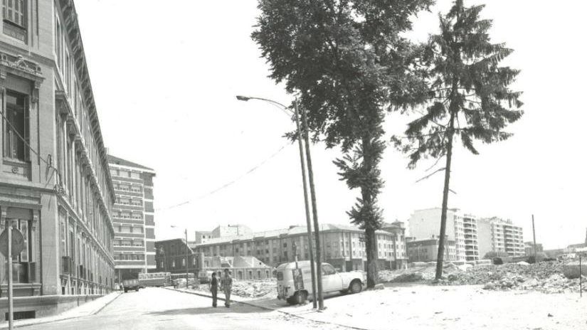 Derribo en 1972 de los antiguos cuarteles de Intendencia, donde actualmente se ubica el edificio de El Corte Inglés, en el Ensanche.