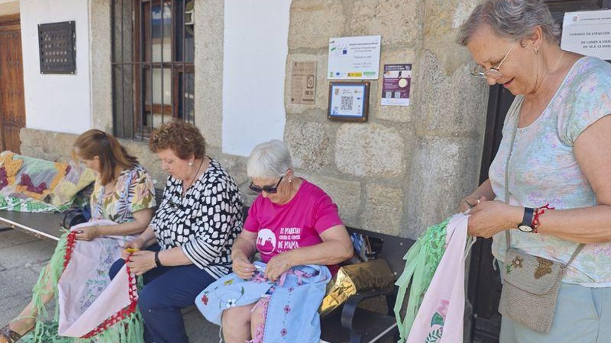 Vecinas de Valverde de la Vera elaboran los parasoles mediante la técnica de ganchillo XXL
