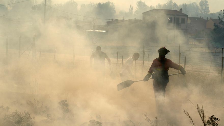 Vista del incendio declarado en los municipios abulenses de Navalacruz y Cepeda de la Mora y La Parra. EFE/Raúl Sanchidrián