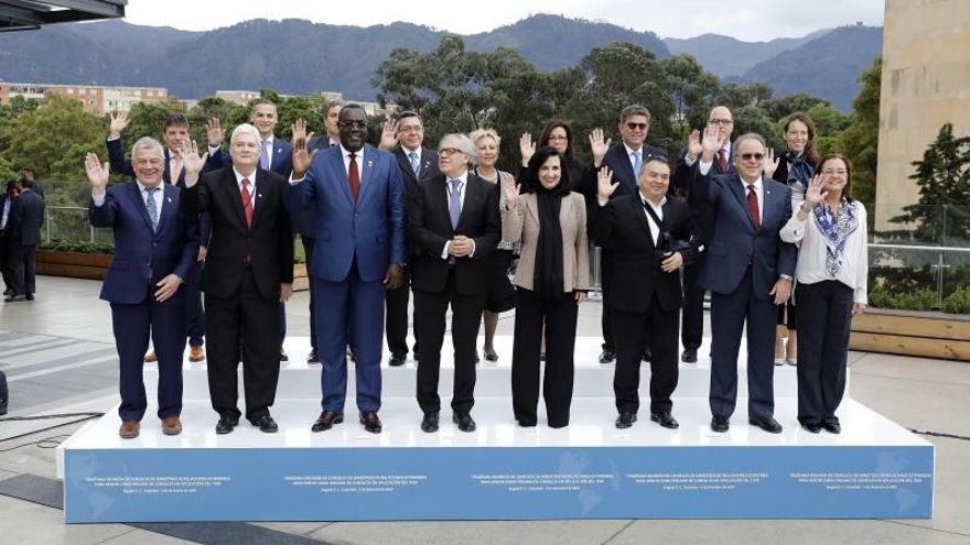 Foto oficial de la Trigésima Reunión de Consulta de Ministros de Relaciones Exteriores del Tratado Interamericano de Asistencia Recíproca (TIAR), en Bogotá (Colombia).