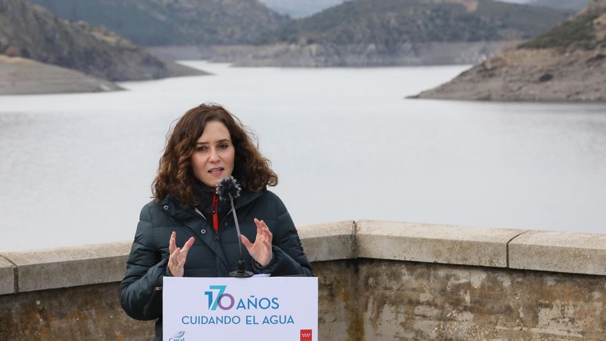 La presidenta de la Comunidad de Madrid, Isabel Díaz Ayuso, interviene en una visita al embalse de El Atazar, a 20 de diciembre de 2021, en El Atazar, Madrid, (España).