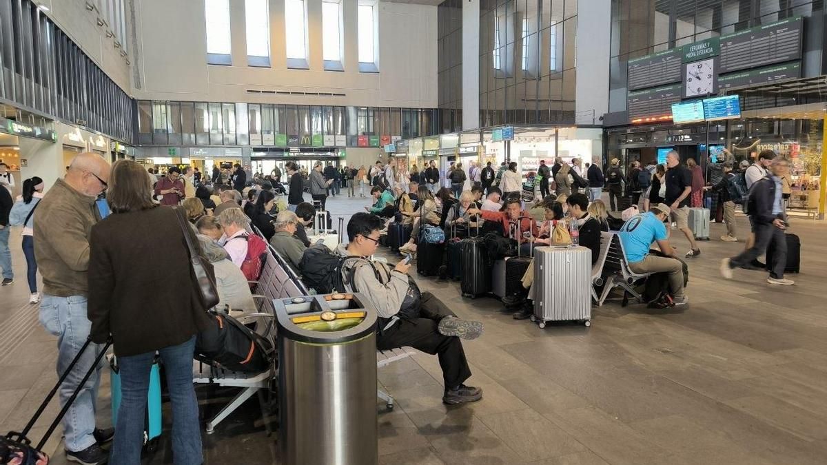 Incertidumbre y paralización total en Sevilla tras el choque de dos trenes en Toledo: "No sé nada de mi amiga"